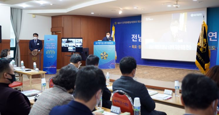 연수에 앞서 환영사를 하고 있는 박우영 평통 목포협의회장. 사진 = 정승현 기자