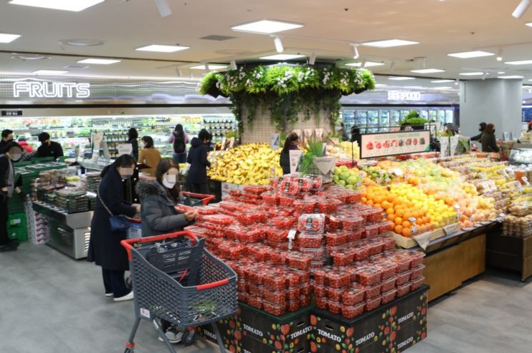 롯데마트 제타플렉스 잠실점에서 고객들이 과일을 구매하고 있다. [사진제공=롯데마트]