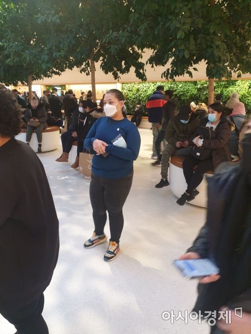 지난 18일 뉴욕시 5번가 애플 플래그십 스토어에서 한 직원이 고객들을 위한 마스크를 들고 근무하고 있다. (사진=백종민 특파원)