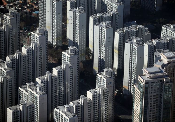 지난 26일 서울 송파구 롯데월드타워 전망대인 '서울스카이'에서 바라본 시내 아파트 단지의 모습 ＜사진=연합뉴스＞