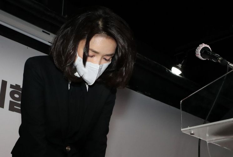 윤석열 국민의힘 대선 후보 부인 김건희씨가 지난 26일 오후 서울 여의도 국민의힘 당사에서 자신의 허위 이력 의혹과 관련해 입장문 발표를 마친 뒤 인사하고 있다. [이미지출처=연합뉴스]