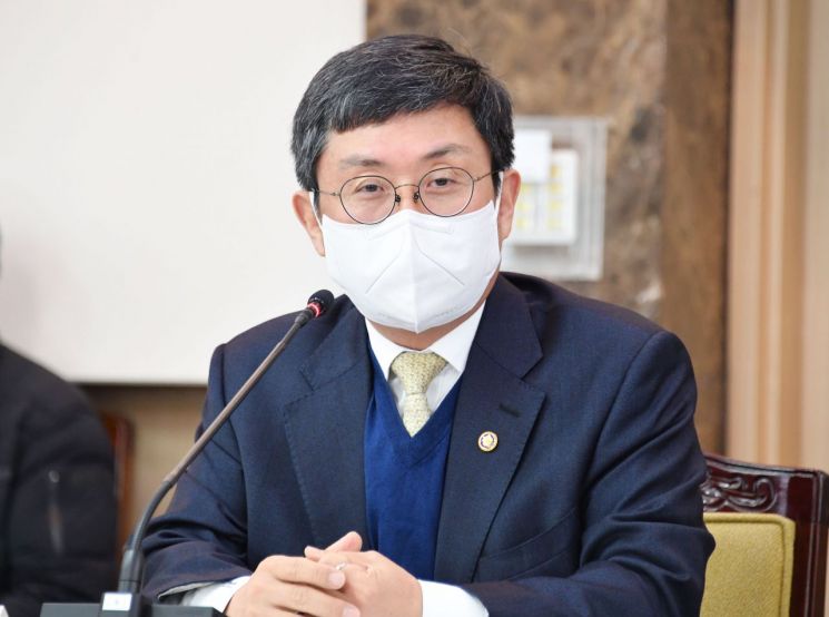 안도걸 기획재정부 차관이 28일 서울 광화문 정부서울청사에서5차 부담금운용심의위원회를 주재하고 모두발언을 하는 모습.(사진제공=기재부)