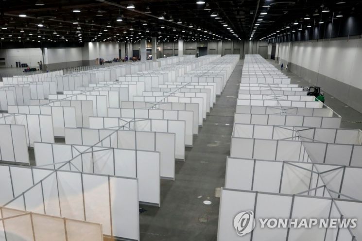 코로나19 위중증 환자 수가 큰 폭으로 증가하자, 미국 보건당국은 지난해 임시 야전병원을 설치해 대응했다. 사진은 미시간주 디트로이트 야전병원 모습. / 사진=연합뉴스