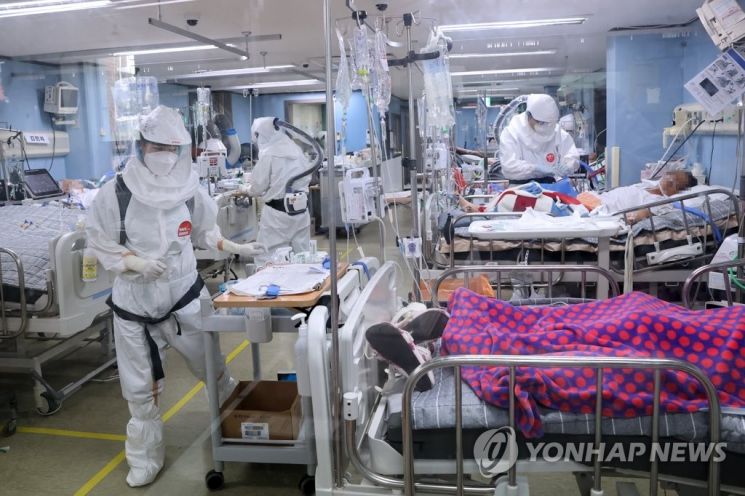 지난달 23일 코로나19 거점전담병원인 평택 박애병원의 중환자실이 빼곡히 들어찬 중증환자 병상과 의료진으로 붐비는 모습 / 사진=연합뉴스