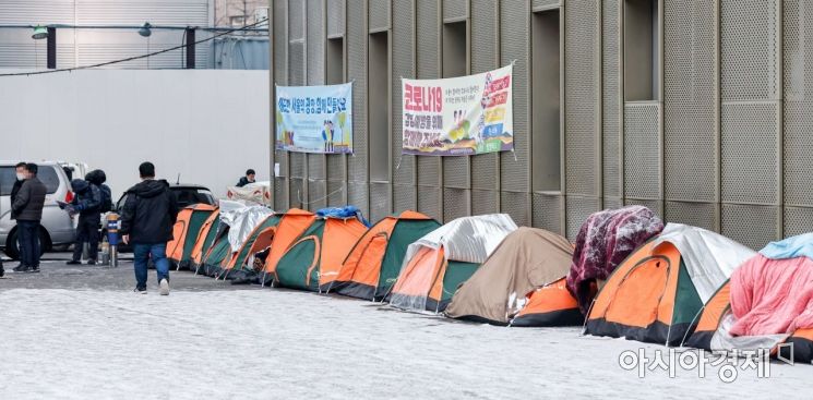 [포토]노숙인 텐트 마련된 서울역 광장