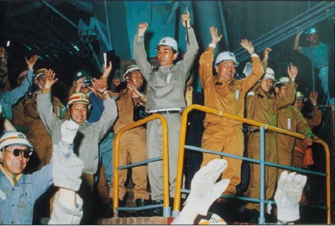 1973년 6월 9일 오전 7시 30분, 포스코 포항제철소 제1고로에서 첫 출선에 성공한 뒤 박태준 명예회장(가운데)을 비롯한 포스코 직원들이 만세를 외치며 환호하고 있다. 사진제공=포스코
