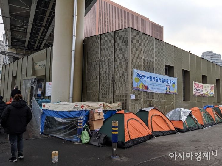 [르포]"바람 막아주니까 살 것 같다" 한파 속 등장한 서울역 '노숙인 텐트'