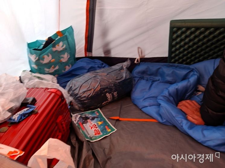 [르포]"바람 막아주니까 살 것 같다" 한파 속 등장한 서울역 '노숙인 텐트'