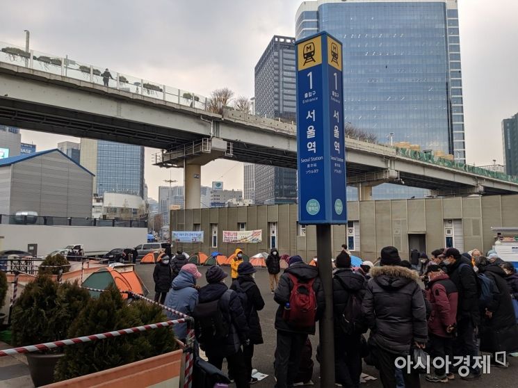 [르포]"바람 막아주니까 살 것 같다" 한파 속 등장한 서울역 '노숙인 텐트'