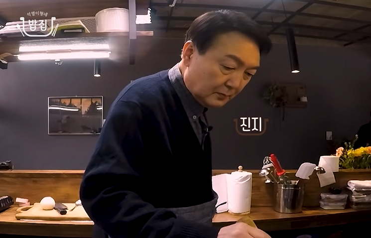 '요리사'로 변신한 윤석열 "아버지가 공직 그만두고 식당 하라고"