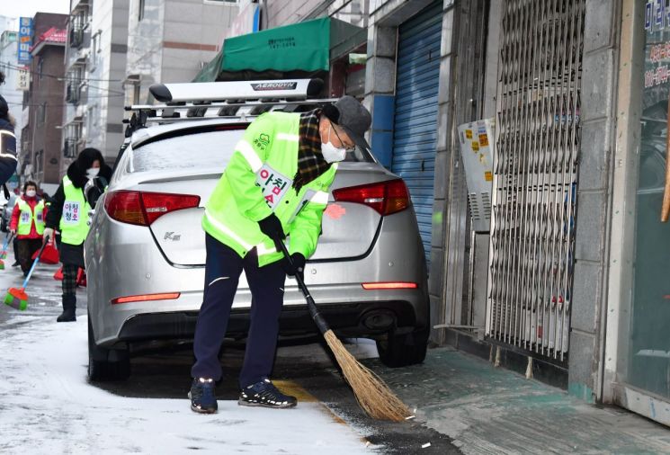 류경기 중랑구청장 아침 골목청소 100회째