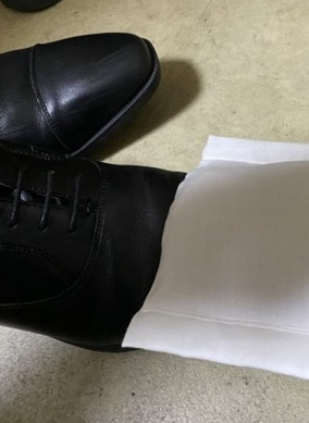 아베노마스크를 구두 닦는 헝겊 대용으로 쓰겠다는 글이 SNS에 올라오기도 했다. / 사진=일본 트위터 캡처