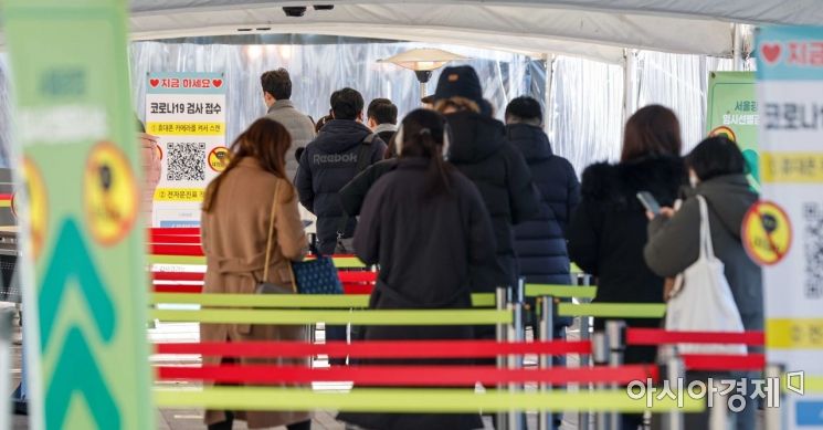 코로나19 신규 확진자가 5037명 발생한 30일 서울시청 광장에 마련된 임시선별검사소를 찾은 시민들이 검사를 받기 위해 대기하고 있다./강진형 기자aymsdream@