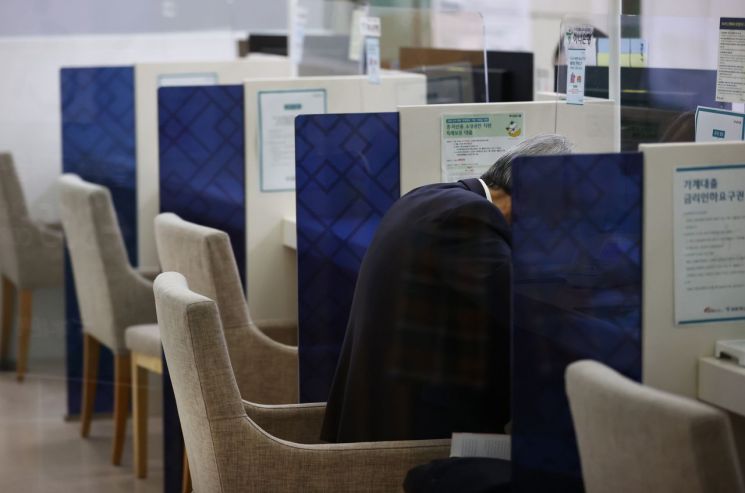 지난해 10월 21일 서울시내 한 은행 대출창구에서 한 고객이 상담을 하고 있다. [이미지출처=연합뉴스]
