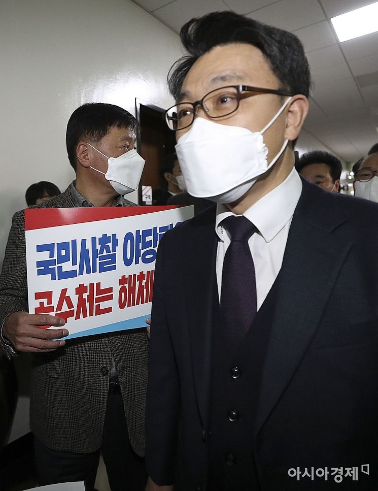 김진욱 고위공직자범죄수사처 처장이 30일 국회 법제사법위원회 회의장 앞에서 의원총회를 하고 있는 국민의힘 의원들을 지나치고 있다./윤동주 기자 doso7@