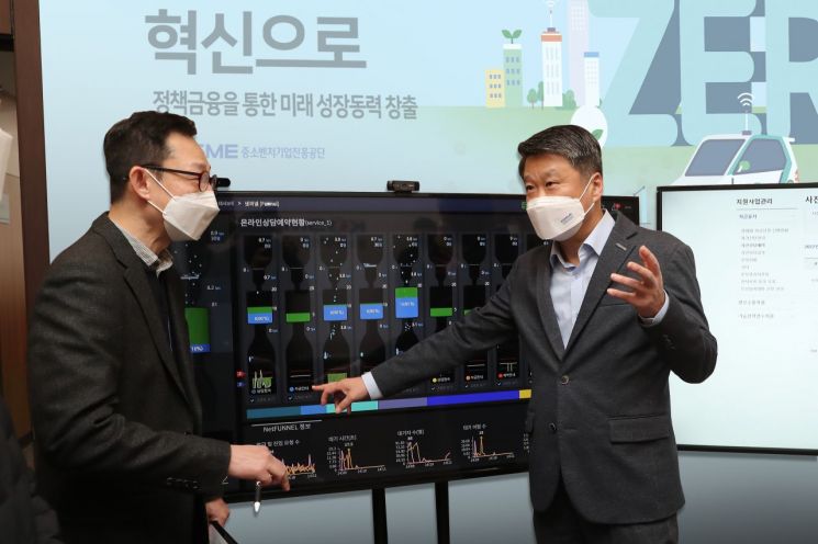 30일 김학도 중진공 이사장(오른쪽)이 중소기업 정책자금 접수 첫날 현장 점검을 하고 있다.