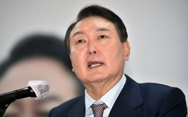 "무식한 삼류 바보 검찰총장 쓴 것 반성"…'文 비판' 윤석열 겨냥한 강훈식