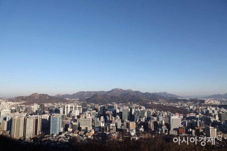 2021년 마지막 날인 31일 일출 명소인 서울 남산에서 바라본 도심 하늘이 맑다. 올해 마지막 해넘이, 새해 첫 해돋이는 맑은 날씨 속에 관측이 가능할 것으로 예상된다. 다만 해넘이·해돋이 명소 곳곳이 폐쇄돼 시민들이 명소를 찾아 새해를 맞이하기는 어려울 것으로 보인다. /문호남 기자 munonam@