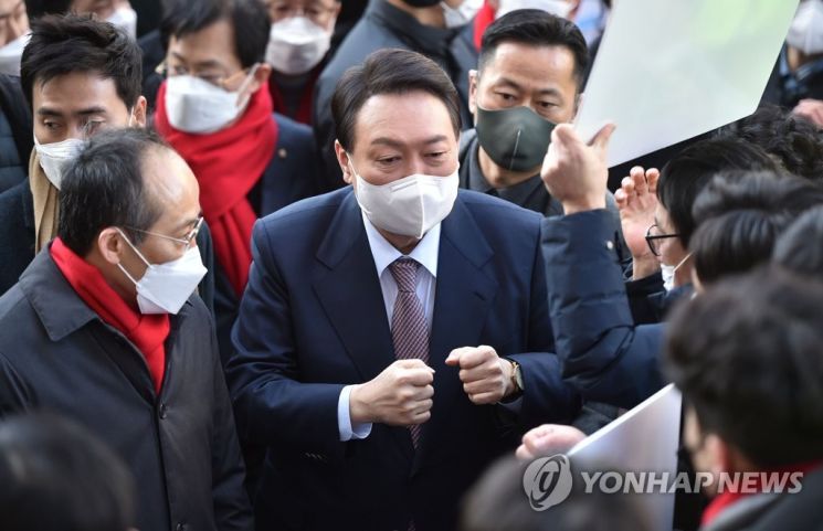 윤석열 국민의힘 대선 후보가 30일 대구시당에 도착하며 지지자들과 인사하고 있다. [이미지출처=연합뉴스]
