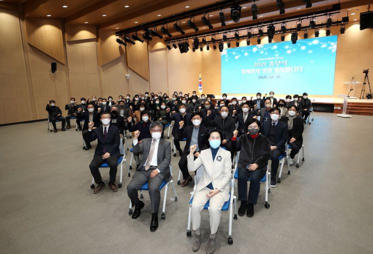 [포토]성장현 용산구청장, 코로나19 대응 부서 방문 직원 격려...김수영 양천구청장 종무식 개최 직원 격려