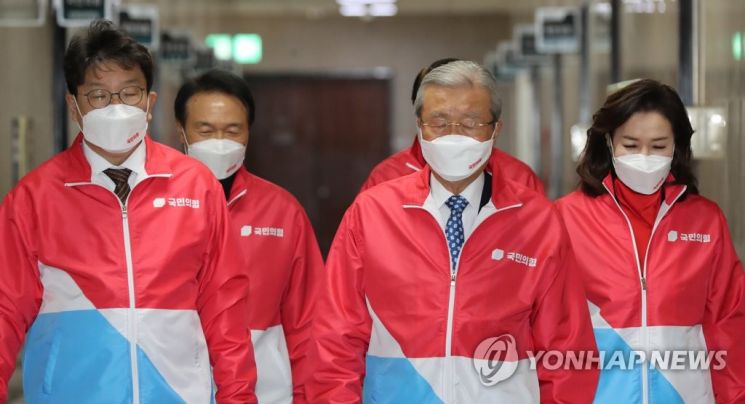 지난달 30일 국민의힘 중앙선거대책위원회의 참석을 위해 이동하고 있는 김민전(오른쪽) 공동선거대책위원장 / 사진=연합뉴스