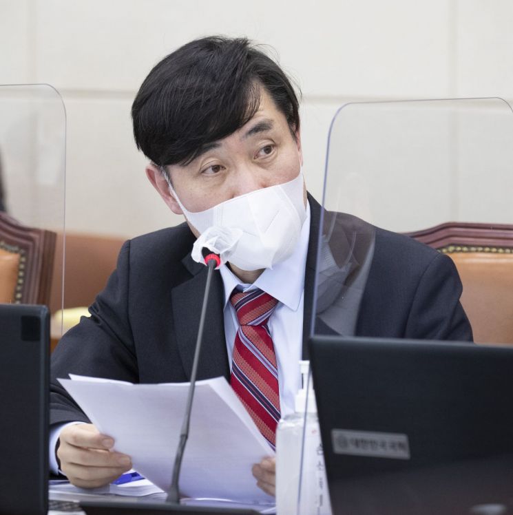 "의원님들 이혼 당한다" 박지원 '국정원 X파일' 발언 뭇매