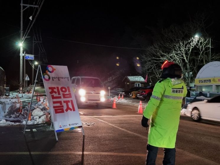 정동진 해변을 찾는 차량이 많아지자 자율방범대원이 교통을 정리하고 있다.