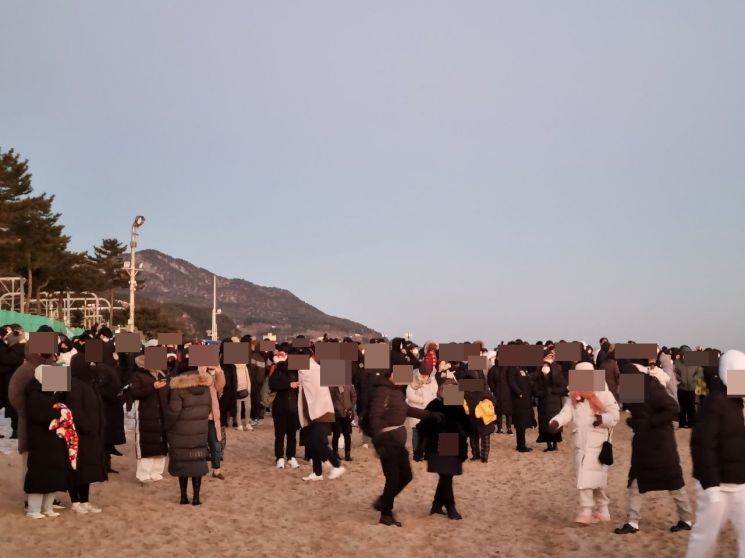 일출이 다가오자 정동진 해변 입구 앞에 인파가 몰리면서 거리두기가 전혀 되지 않는 모습이다.