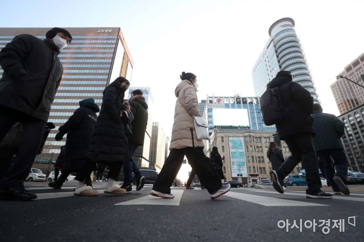 서울 광화문 사거리에서 직장인들이 발걸음을 재촉하고 있다. 사진은 기사 중 특정 표현과 무관./문호남 기자 munonam@