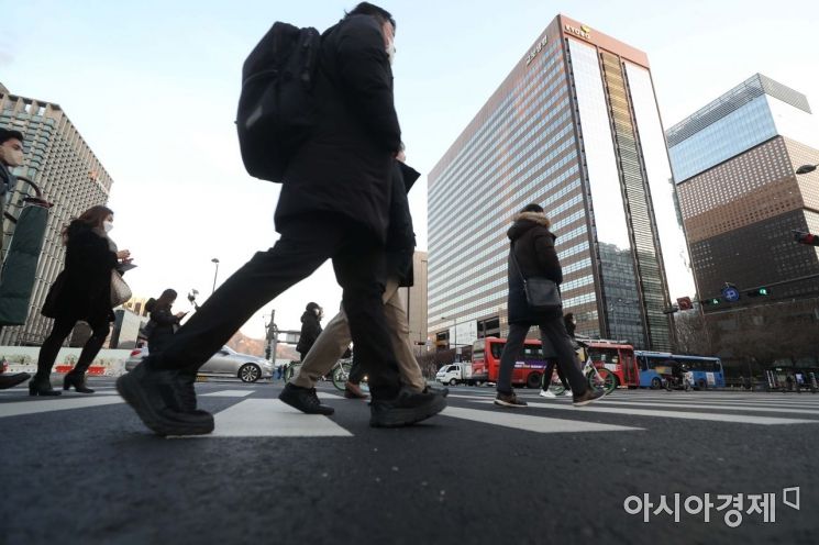 새해 첫 출근일인 3일 서울 광화문 사거리에서 직장인들이 발걸음을 재촉하고 있다. /문호남 기자 munonam@