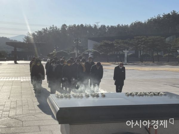 3일 오전 정의당 광주시당 당직자가 광주 북구 운정동 국립 5·18민주묘지를 참배하고 있다.