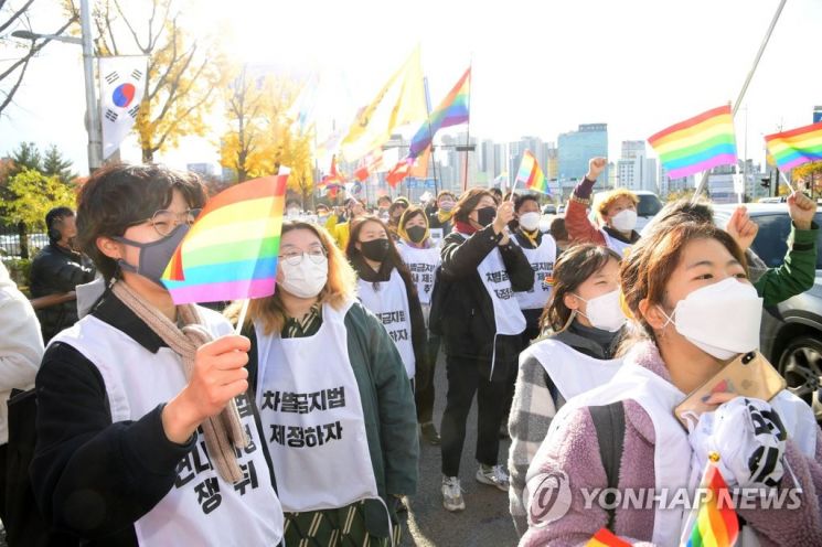 인권운동 활동가들이 지난해 11월10일 서울 여의도 국회의사당 인근에서 '차별금지법 연내 제정을 위한 평등길 걷기' 도보 행진을 하고 있다. / 사진=연합뉴스