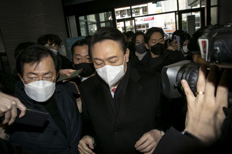 국민의힘 윤석열 대선 후보가 3일 오전 한국거래소 개장식 참석을 끝으로 공개 일정을 전면 취소하고 서울 여의도 국민의힘 당사로 들어오고 있다. [이미지출처=연합뉴스]