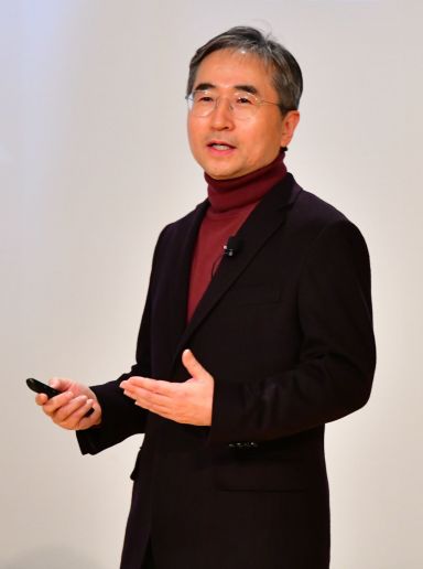 장덕현 삼성전기 사장이 2022년도 시무식에서 신년사를 하고 있다.
