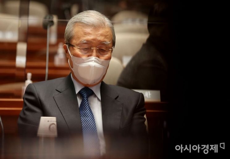 김종인 국민의힘 총괄선대위원장이 3일 국회에서 열린 긴급 의원총회에 참석, 심각한 표정으로 생각에 잠겨 있다./윤동주 기자 doso7@