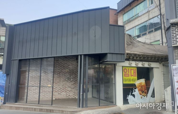 서울 서대문구 신촌의 한 가게에 '임대문의' 안내문이 붙어 있다. 사진=허미담 기자 damdam@