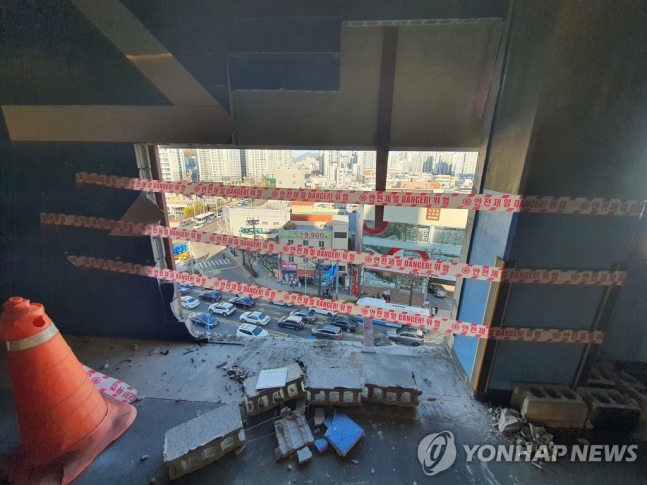 택시가 외벽을 뚫고 추락한 주차장 벽./사진=연합뉴스