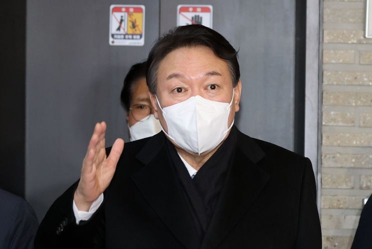 윤석열 국민의힘 대선 후보가 3일 저녁 서울 여의도 당사에서 선대위 전면 쇄신안 후속대책을 논의한 뒤 당사를 나서고 있다. [이미지출처=연합뉴스]