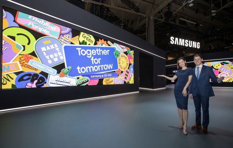 세계 최대 전자·IT 전시회인 'CES 2022'가 열리는 미국 라스베이거스 컨벤션센터 내 삼성전자 전시관에서 삼성전자 모델이 16m와 8m에 달하는 2개의 LED 사이니지 월을 이용한 '쇼윈도(Show Window)' 콘셉트의 미디어 월을 선보이고 있다. 사진제공=삼성전자