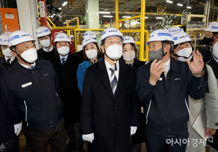 이재명 더불어민주당 대선후보가 4일 경기도 광명시 기아자동차 공장을 방문, 최준영 부사장과 유철희 공장장의 안내를 받으며 공장을 둘러보고 있다./국회사진기자단