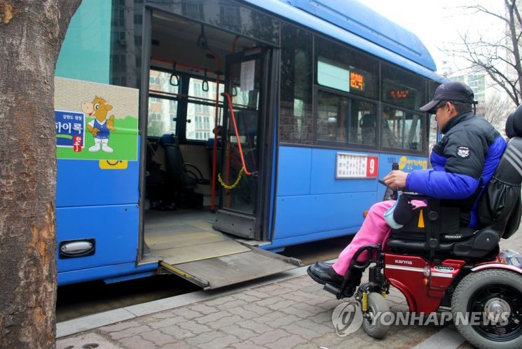 휠체어 이동용 리프트가 설치된 저상버스의 예. / 사진=연합뉴스