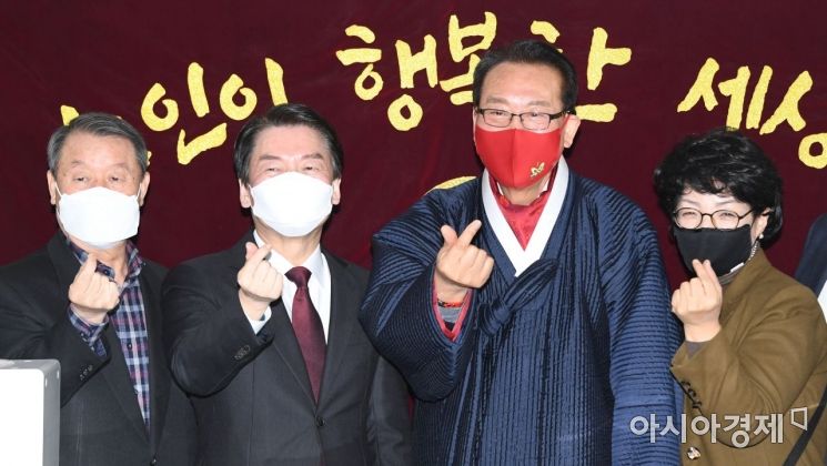 안철수 국민의당 대선후보가 4일 서울 용산구 대한노인회를 신년인사차 방문, 김호일 회장 등 참석자들과 포즈를 취하고 있다./국회사진기자단