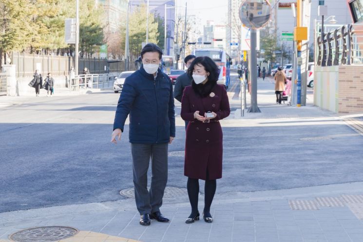 채현일 영등포구청장이 배희숙 문래초등학교장과 함께 도로를 살펴보고 있다.