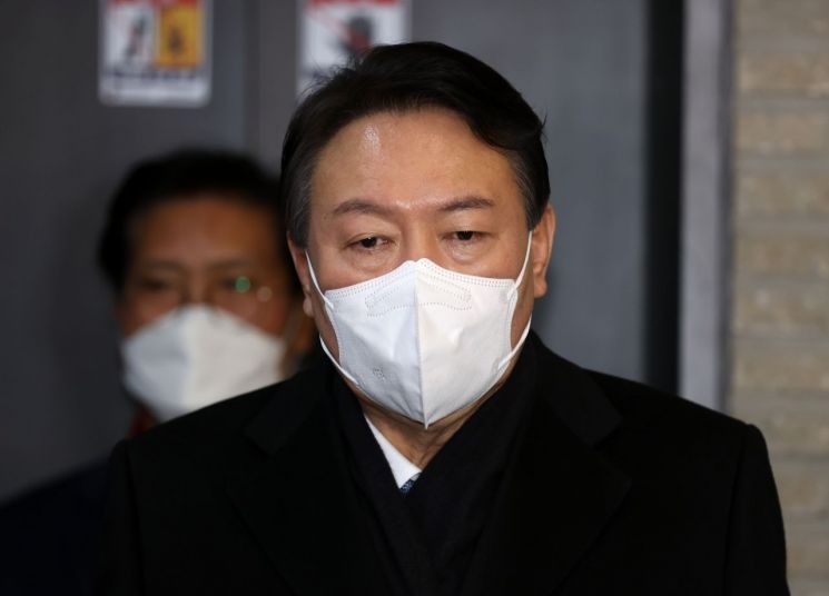 윤석열 국민의힘 대선 후보가 지난 3일 저녁 서울 여의도 당사에서 선대위 전면 쇄신안 후속대책을 논의한 뒤 당사를 나서고 있다. [이미지출처=연합뉴스]