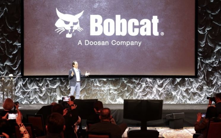 스캇 박 두산밥캣 사장이 4일 라스베이거스에서 열린 CES 2022 미디어 데이 행사에서 두산밥캣을 소개하고 있다. 두산밥캣은 이날 세계 최초 완전 전동식 건설장비 ‘T7X’를 첫 선보였다.