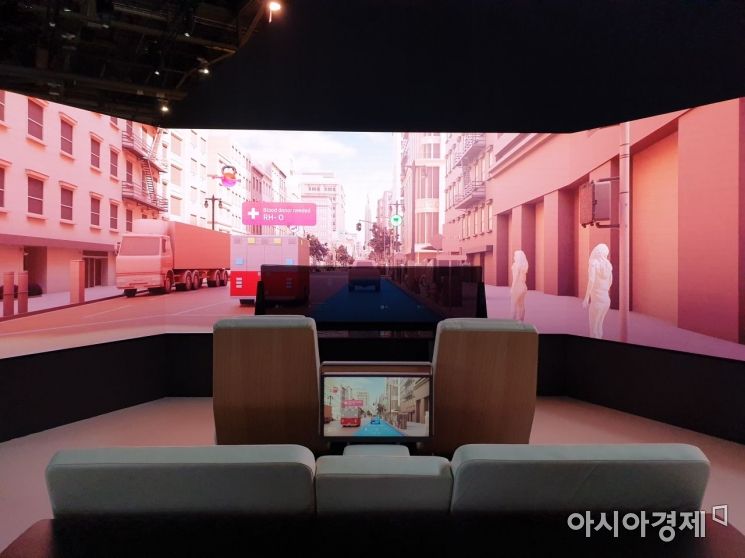 삼성전자가 CES 2022 개막을 앞두고 4일(현지시간) 미국 라스베이거스 컨벤션센터에 마련된 부스에서 증강현실(AR) 기반의 미래 운전 정보 기술을 소개하고 있다.