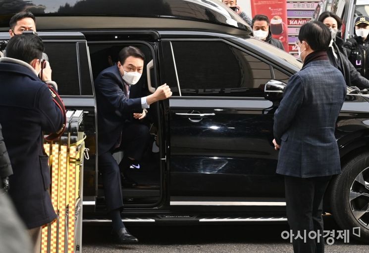 윤석열 국민의힘 대선 후보가 선대위 관련 기자회견을 하기 위해 5일 서울 여의도 중앙당사로 들어가고 있다./윤동주 기자 doso7@