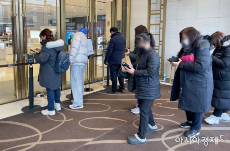 서울의 한 백화점 입구. 시민들이 QR코드를 입력하기 위해 기다리고 있다./사진=강주희 기자 kjh818@