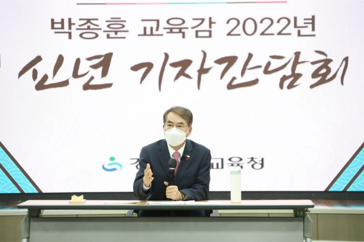 박종훈 경남교육감이 5일 열린 신년 기자간담회에서 기자의 질문에 답하고 있다.