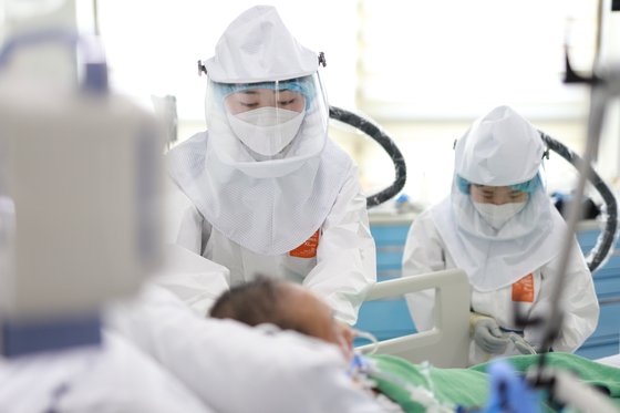 음압 병상에서 근무하는 의료진. 기사와는 관련 없음. /사진=연합뉴스